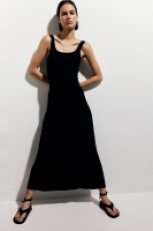 Ausgestelltes Kleid in Rippenstrick 34.99 €